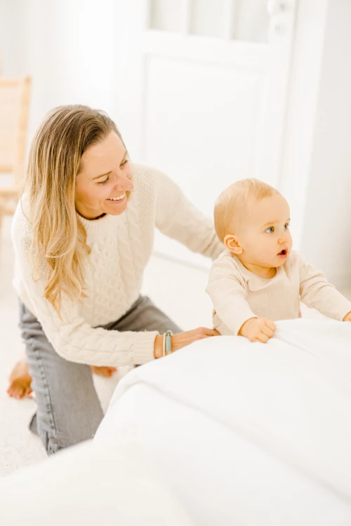 main enfant bonheur beige gris